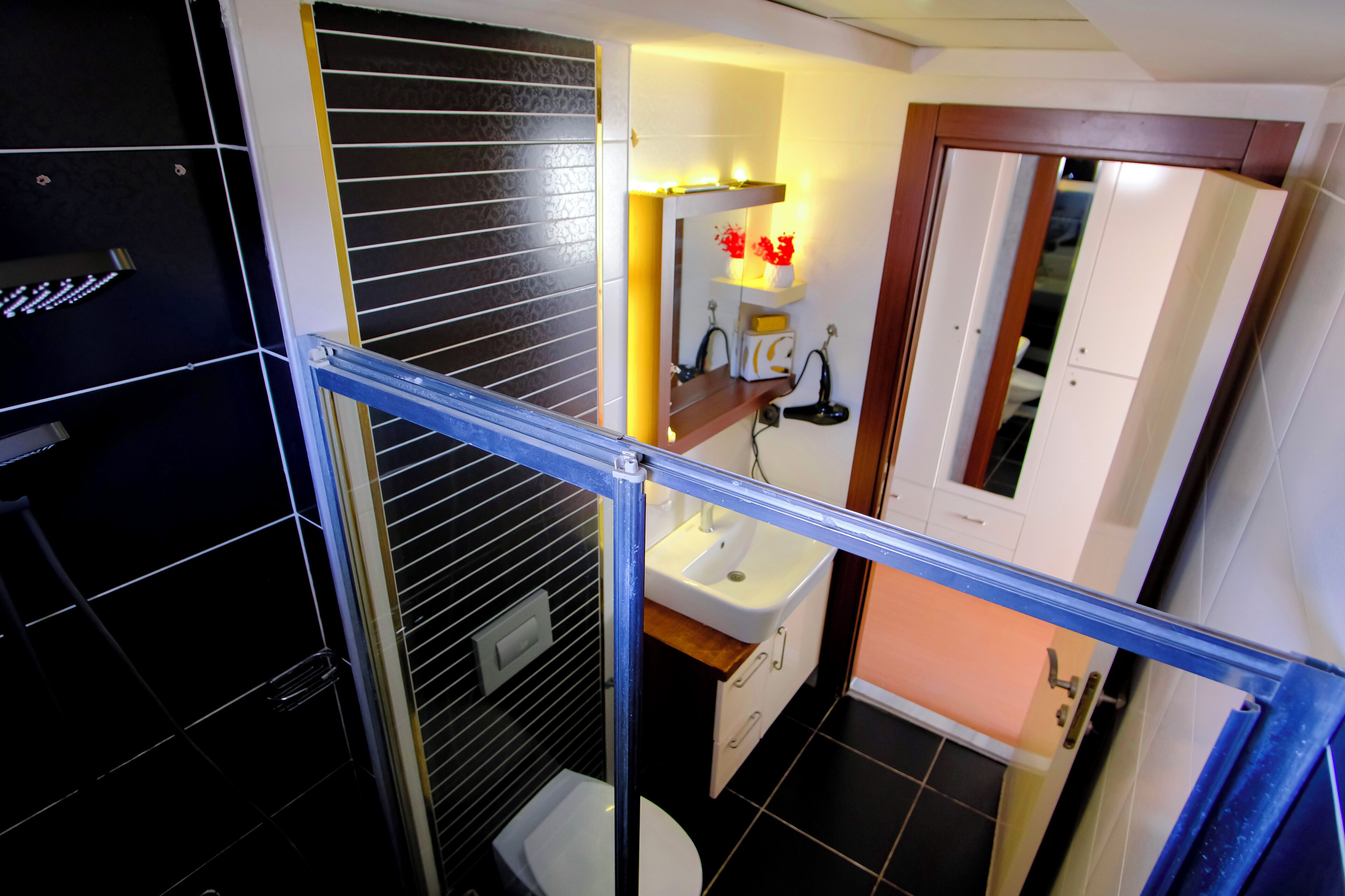 Un baño con inodoro, lavabo y espejo.