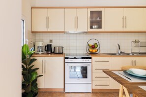A kitchen with a Siemens oven, a coffee maker, a fruit bowl, and a sink. - Family Apartment | 50m from Acropolis Museum | 2BR 2BA (Athina)