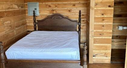 Peaceful Cabin Retreat with Picnic Table & Nature Views in Macedon, New York
