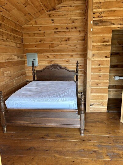Peaceful Cabin Retreat with Picnic Table & Nature Views in Macedon, New York