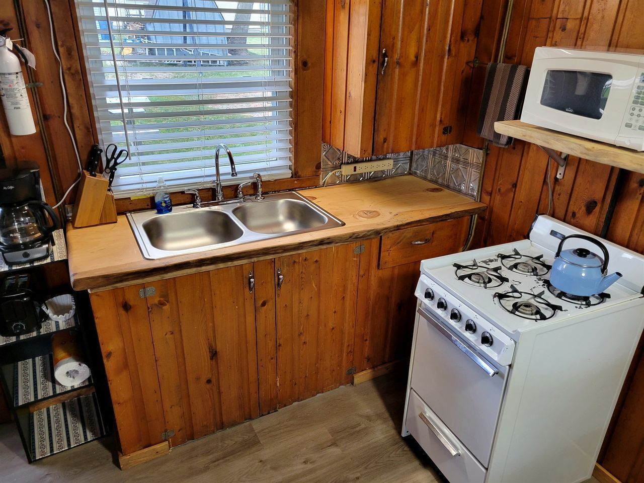 Coffee/tea maker, fridge, microwave, oven