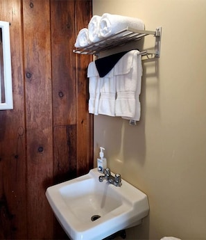 Handtücher, Seife, Shampoo, Toilettenpapier