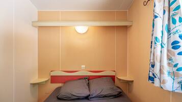 3 bedrooms, bed sheets