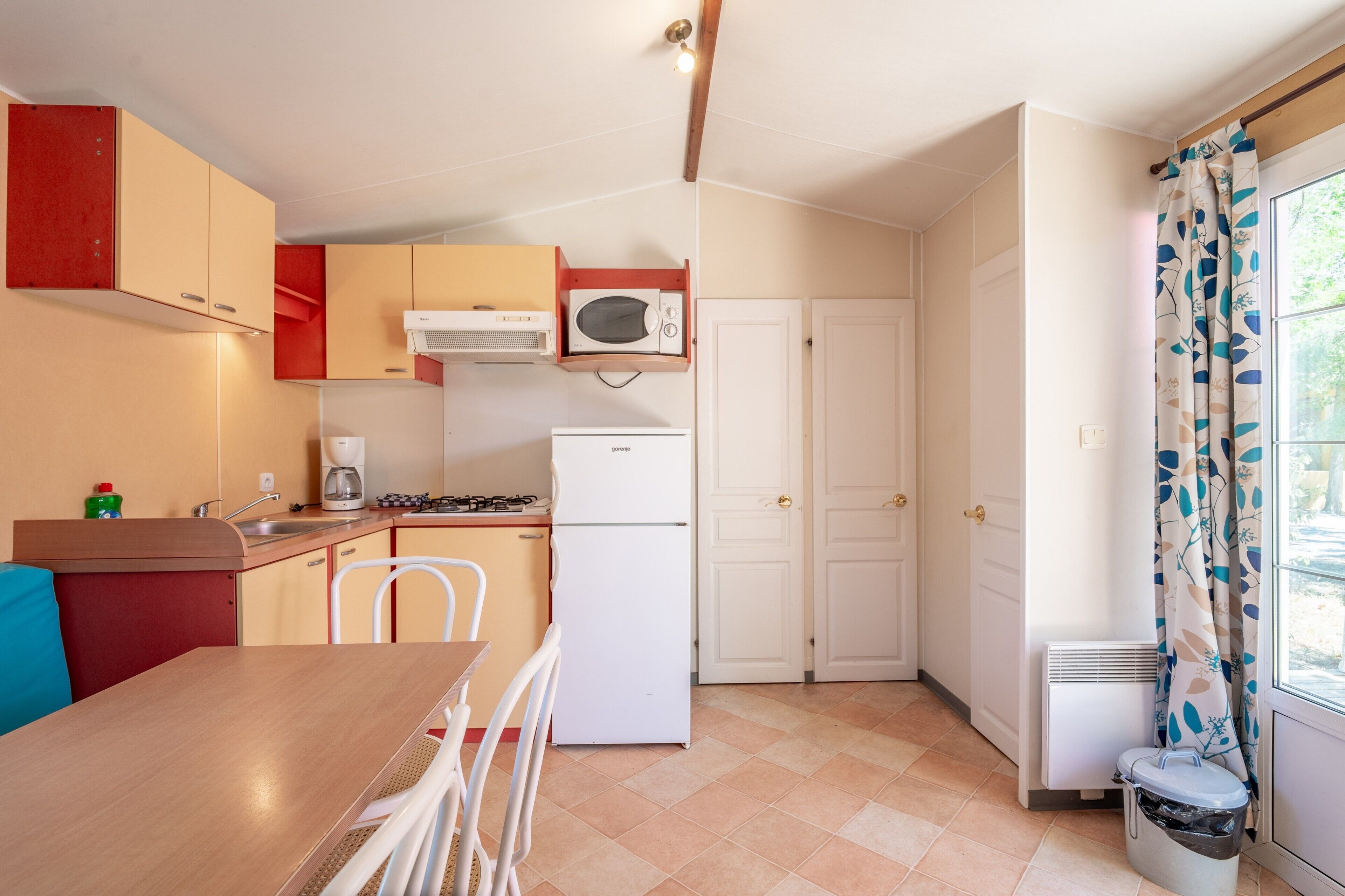 Coffee/tea maker, fridge, microwave, stovetop