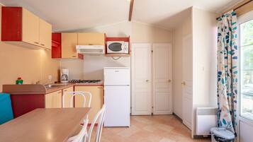 Coffee/tea maker, fridge, microwave, stovetop