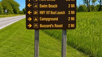Un panneau de signalisation indiquant différentes destinations et les distances correspondantes.