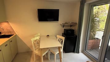 Deluxe Apartment, Balcony, City View | Dining
