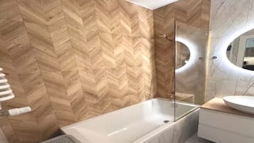 Deluxe Suite, City View | Bathroom