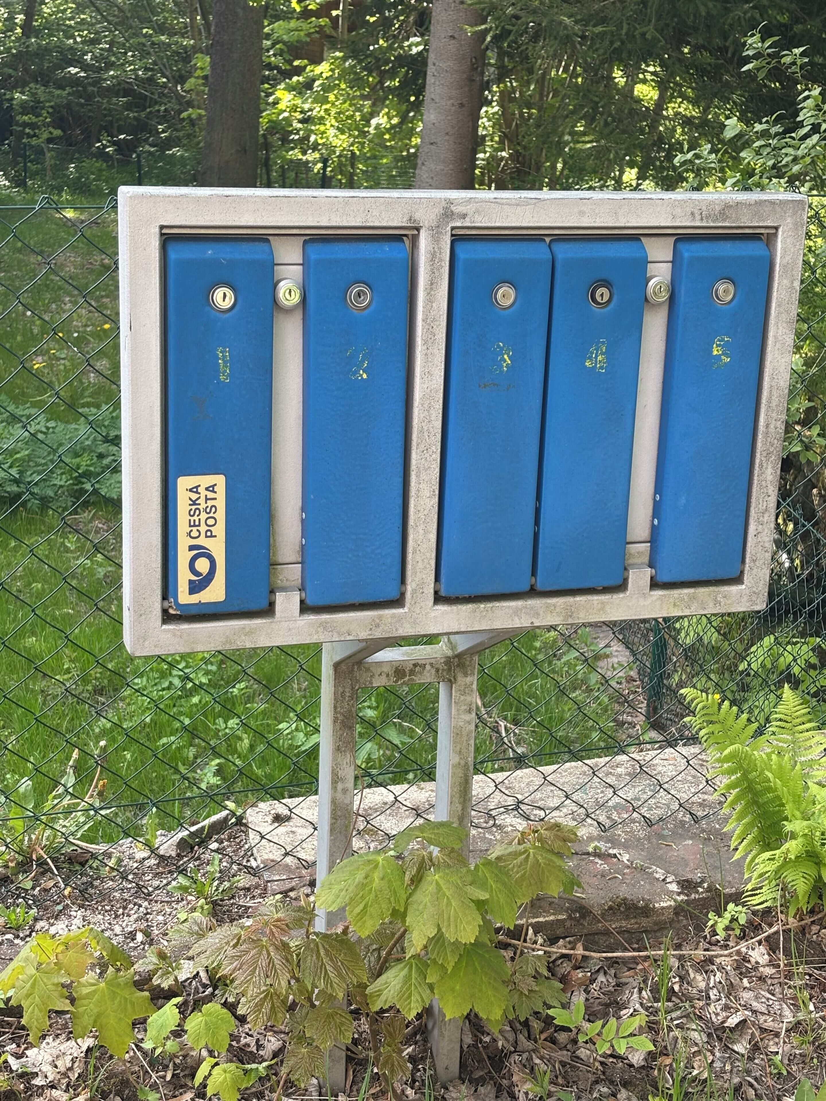 A mailbox with a label 'CESKA POSTA' and a number '9'.