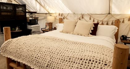 Luxury Safari Tent with Outdoor Clawfoot Tub and Firepit, Near Honey Grove, Texas