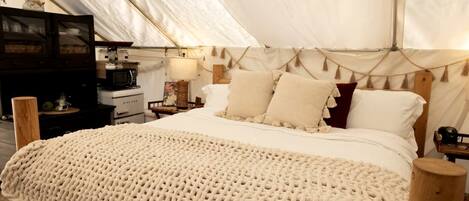 1 bedroom, bed sheets