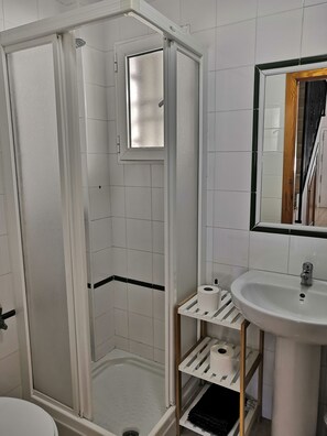 Asciugacapelli, bidet, asciugamani, sapone