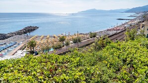 Blick auf die Küste mit Strand, Bahnlinie und einem Felsenmole.
