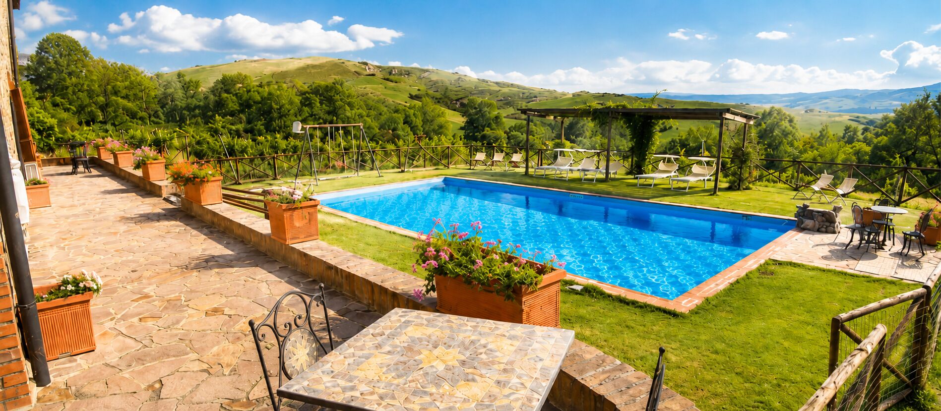 Ein Pool mit Pergola, Liegestühlen und Tisch auf einer Terrasse mit Blick auf Hügel.