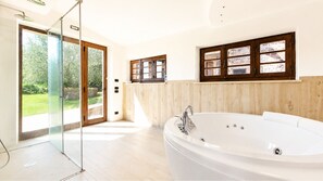 Douche, sèche-cheveux, bidet, serviettes fournies