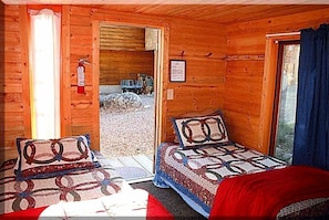 1 bedroom, WiFi, bed sheets - Cozy Cabin Vacation Rental for Families near Butte, Montana (Hall)
