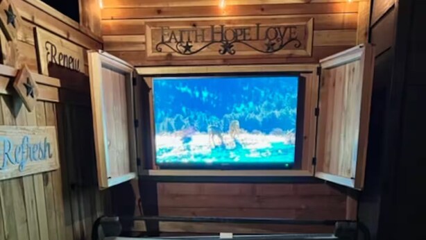 Ein Whirlpool mit Holzvertäfelung und einem Schild mit der Aufschrift 'Faith, Hope, Love'.