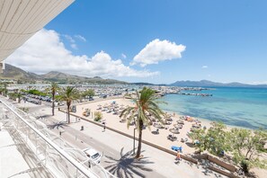Eine Küstenstadtlandschaft mit Strand, Palmen und blauem Himmel.