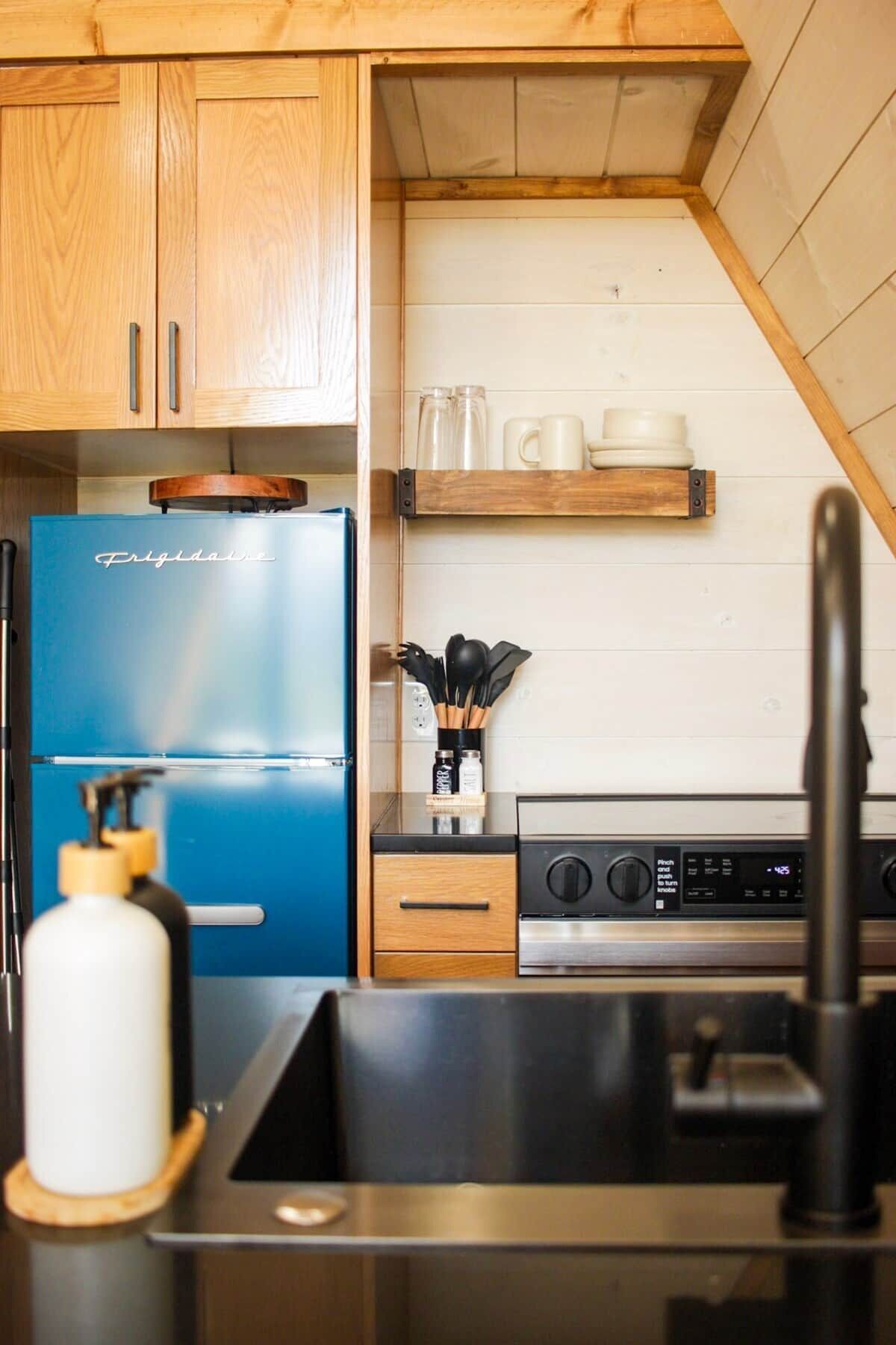 Fridge, microwave, oven, coffee/tea maker