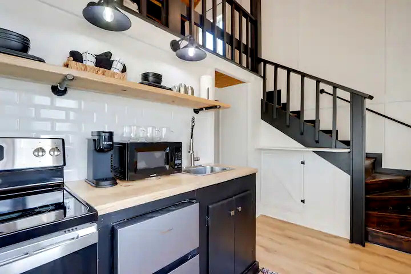Cafetera y tetera, refrigerador, microondas y horno 