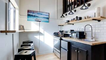 Coffee/tea maker, fridge, microwave, oven