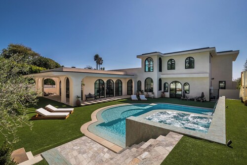 Villa Amara - Designer Malibu Estate with Ocean Views, Pool & Speakeasy