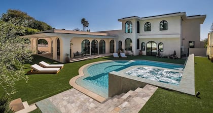 Villa Amara - Designer Malibu Estate with Ocean Views, Pool & Speakeasy