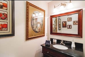 Regadera, amenidades de baño ecológicas, secadora de cabello, toallas 