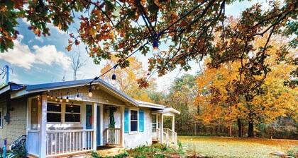 Farmhouse Retreat on 75 Acres with Fiber Wi-Fi, Near DeSoto