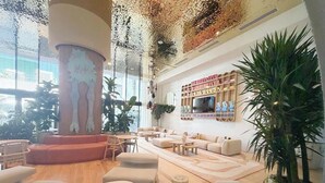 A spacious lobby with a large column, seating area, and a bookshelf. - Heart of Brickell - Near Downtown (Miami)