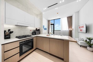 Eine moderne Küche mit Backofen, Kaffeemaschine und Essbereich mit Blick.