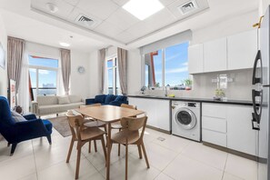 Eine moderne Wohnung mit Essbereich, Küche und Wohnzimmer.