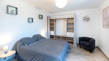 2 bedrooms, iron/ironing board, WiFi, bed sheets
