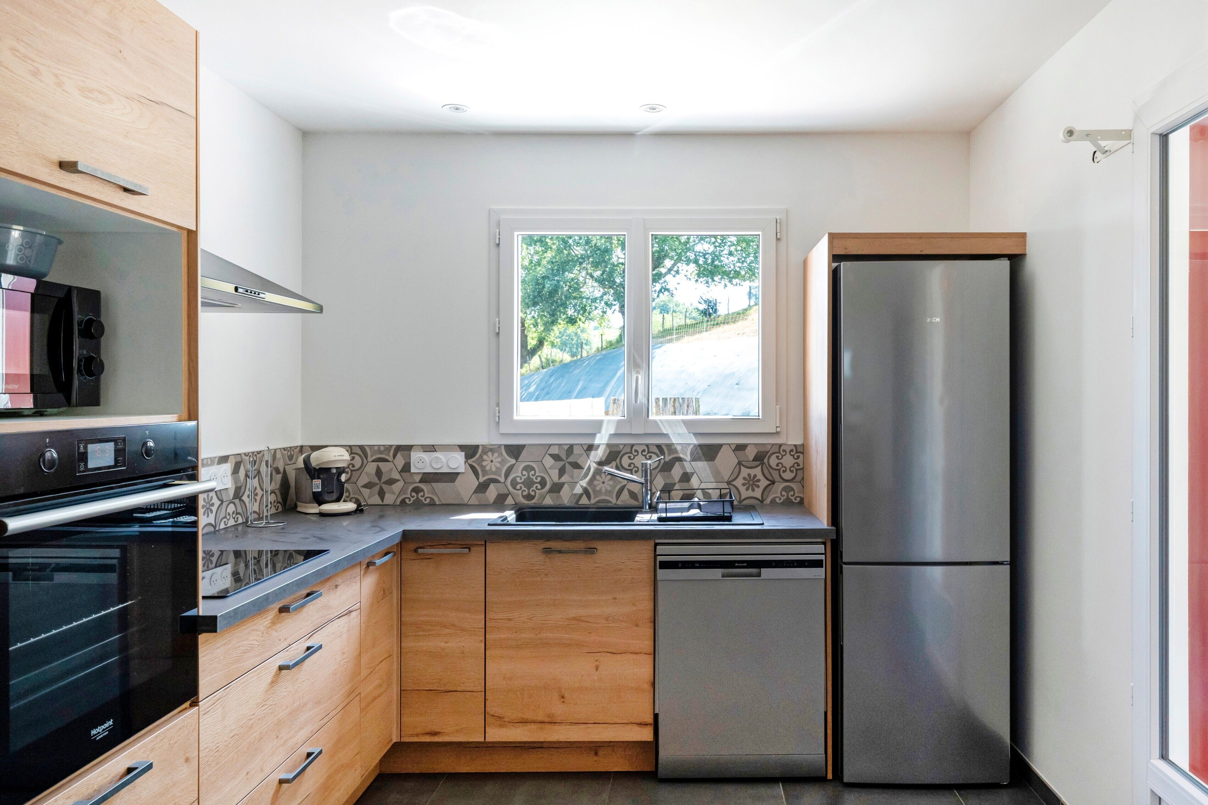 Coffee/tea maker, fridge, microwave, oven