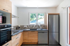 Wasserkocher mit Kaffee-/Teezubehör, Kühlschrank, Mikrowelle, Ofen