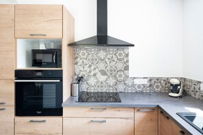 Una cocina moderna con microondas, horno y cafetera Bosch.