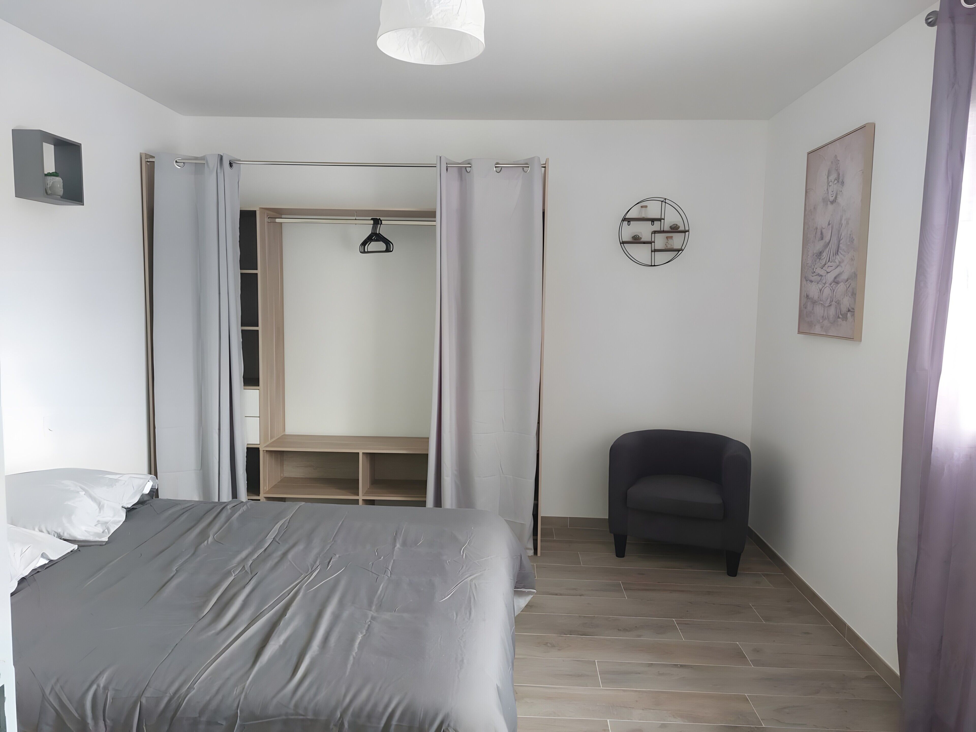 Een strijkplank/strijkijzer, wifi, beddengoed
