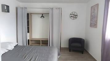 Een strijkplank/strijkijzer, wifi, beddengoed