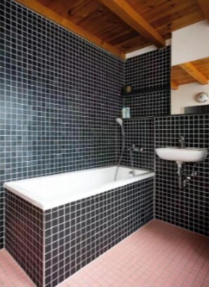 Bathroom - A Prime Central Location for Exploring the City (Berlin)