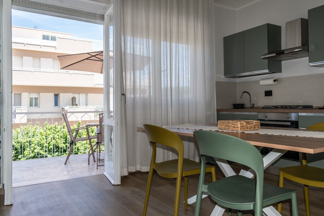 Frigorifero, forno, piano cottura, lavastoviglie