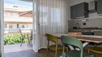 Frigorifero, forno, piano cottura, lavastoviglie
