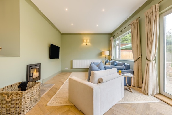 TV, fireplace