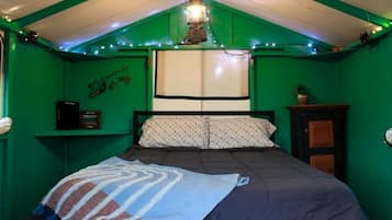 1 bedroom, bed sheets