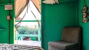 1 bedroom, bed sheets