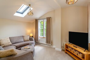 A living room with a sofa, TV, and a window with curtains. - 1 Bed in Great Ayton (oc-h44914) (Great Ayton)