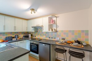Microwave, oven, dishwasher, cookware/dishes/utensils - 1 Bed in Great Ayton (oc-h44914) (Great Ayton)