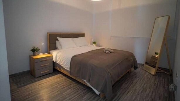 2 bedrooms, iron/ironing board, WiFi, bed sheets - Seaview Pearl in Mackenzie with Pool & Jacuzzi (Larnaka)