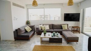 Living area - Seaview Pearl in Mackenzie with Pool & Jacuzzi (Larnaka)