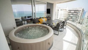 Outdoor dining - Seaview Pearl in Mackenzie with Pool & Jacuzzi (Larnaka)