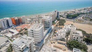 Exterior - Seaview Pearl in Mackenzie with Pool & Jacuzzi (Larnaka)